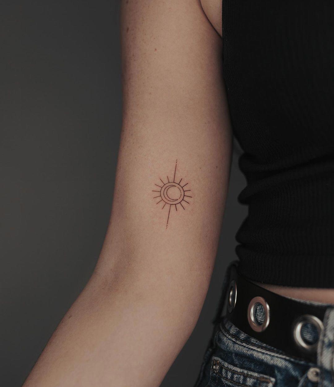 Tatuaje de sol y luna unidos
