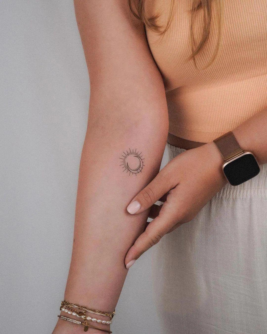 15 tatuajes de sol y luna: pequeños, minimalistas, estrellas…