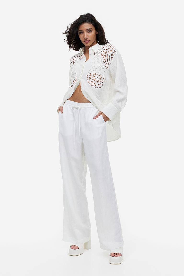 Seis looks blancos de estilo ibicenco para las noches de verano: camisa y pantalón
