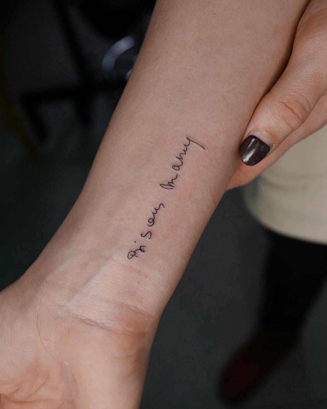 Una frase tatuada en la muñeca con la letra de su abuela