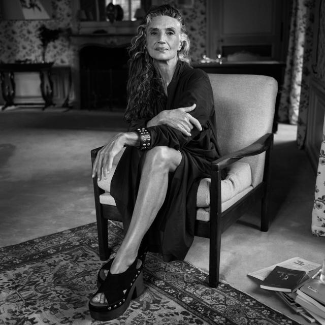 Ángela Molina protagoniza la nueva colección de Zara a sus 67 años: la viva imagen de la elegancia