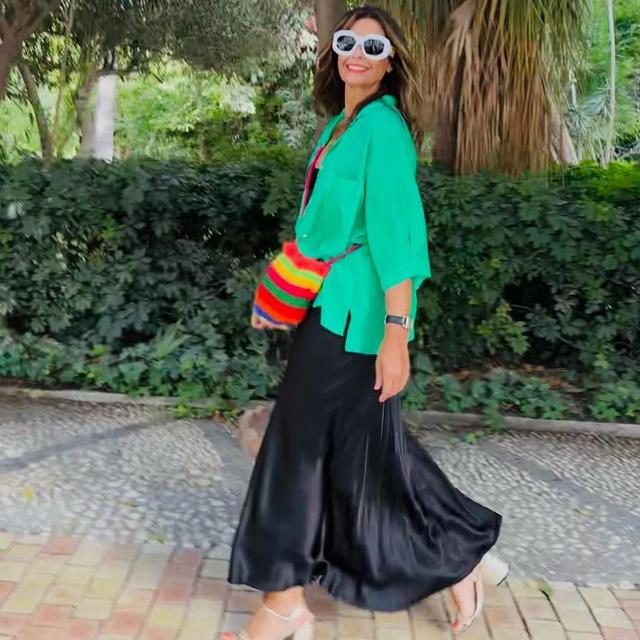 El look ideal de Nuria Roca para hacer la transición entre el verano y el otoño: falda larga y blusa con manguita surperelegante