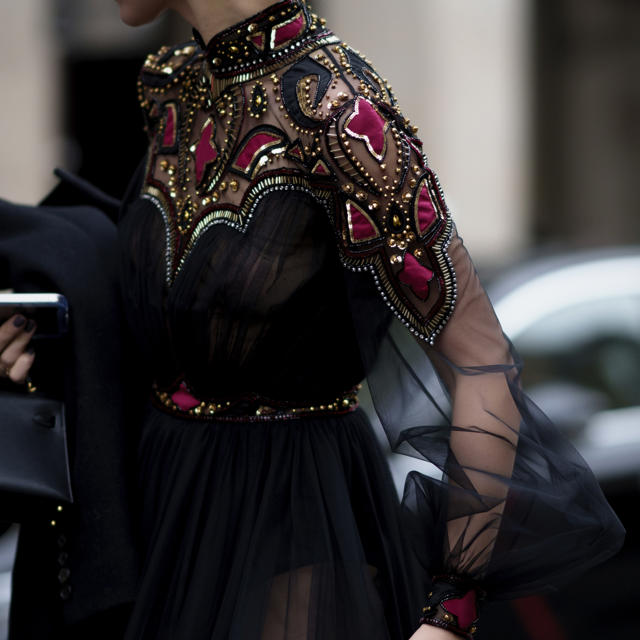 El vestido de Sfera de estilo boho que triunfa en otoño: elegante, con manga larga y tonos oscuros