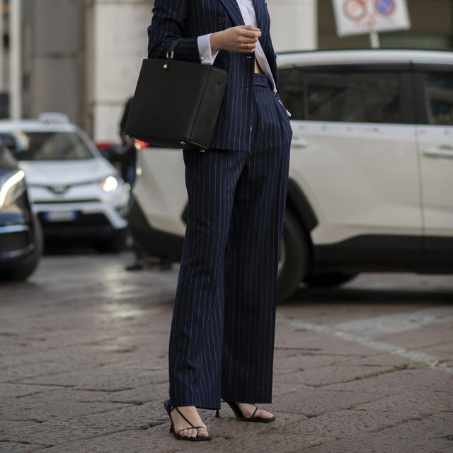 Pantalón de rayas en el street style de Milán