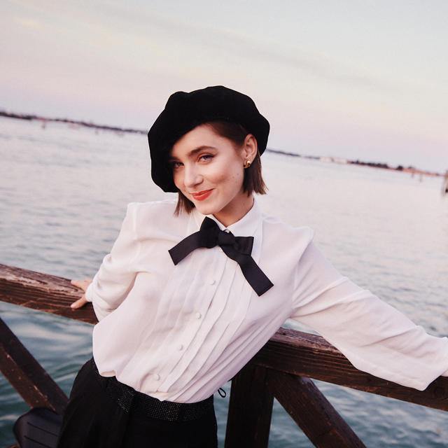 El cambio de look chic francés con el que ha arrasado Clara Galle en Venecia: elegante, glamuroso y en tendencia