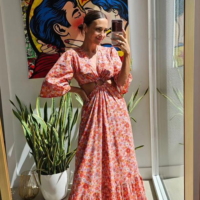 El vestido cut out de estampado floral del verano es el que Paula Echevarría lleva en septiembre con botas