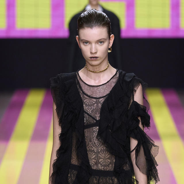 Dior presenta su nueva colección Primavera/Verano 2024 en la Semana de la Moda de París: la sabiduría y el espíritu rebelde de la mujer como hilo conductor