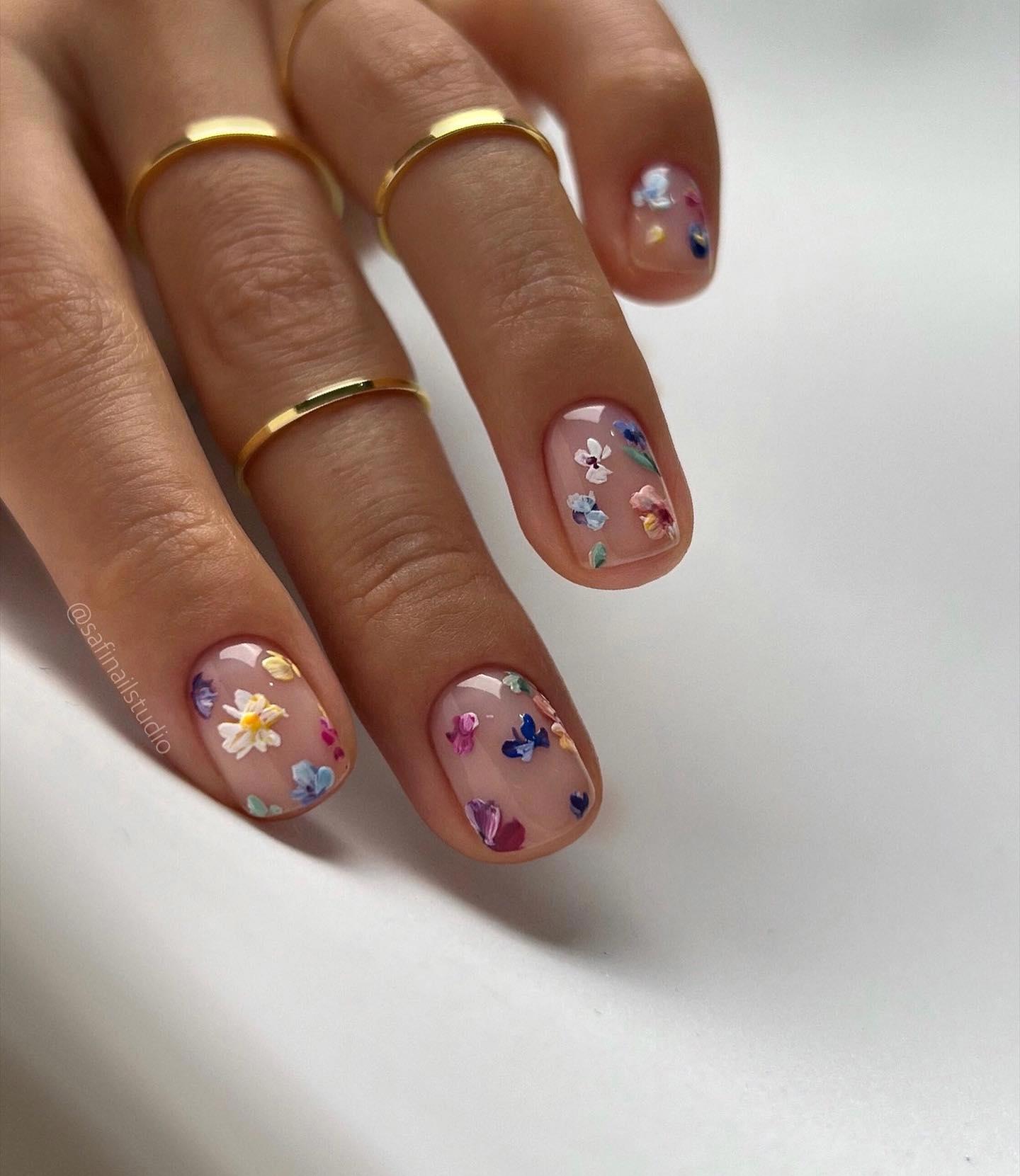 Diseños de uñas elegantes: cortas con flores