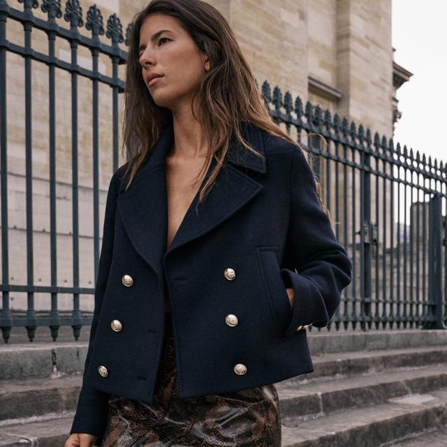 El abrigo de lana barato que se pondrán las más elegantes está en Zara: combina con falda y botas