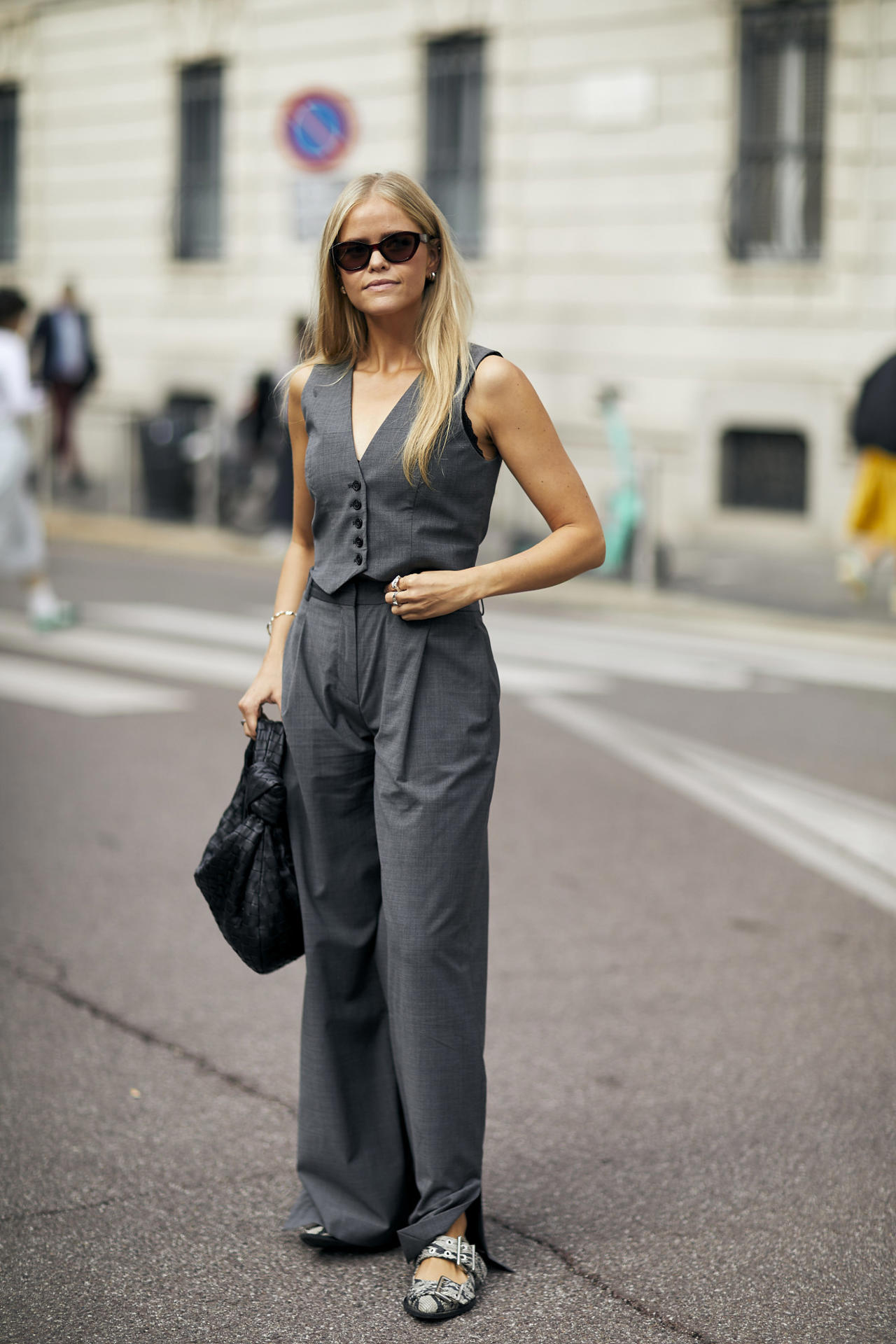 5 pantalones grises de vestir que adoran las más elegantes: se