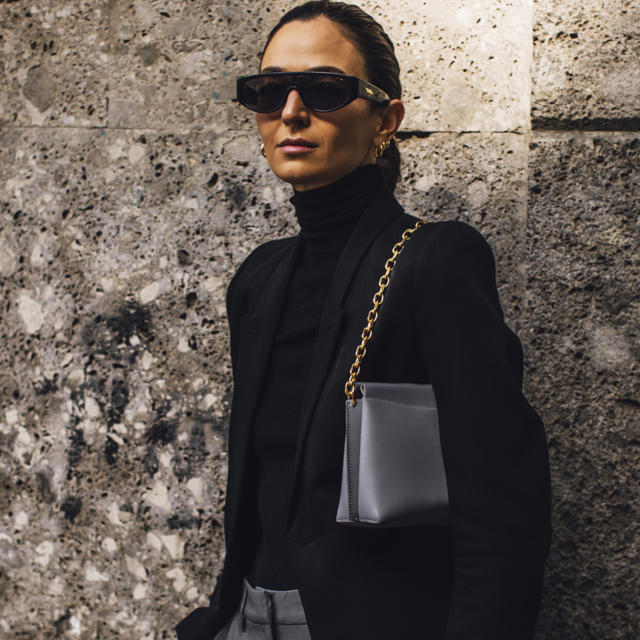 El jersey negro de Zara barato, básico y atemporal que las mujeres de 50 llevarán con falda plisada en looks elegantes