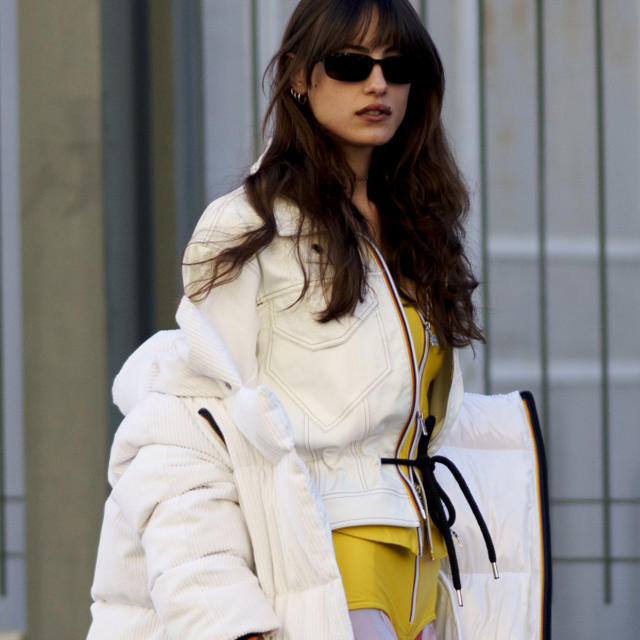 El abrigo cortito elegante que agota Zara cada semana porque es impermeable y está rebajado al 40%