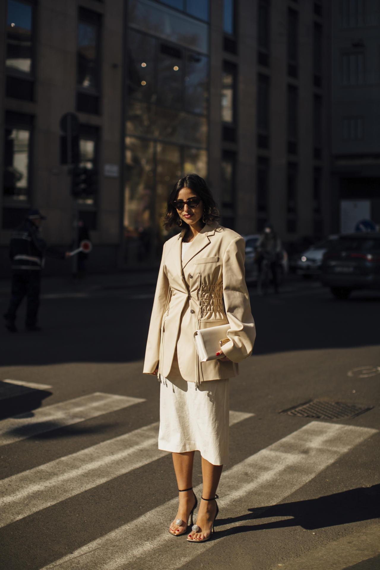 Falda blanca en el street style de Milán