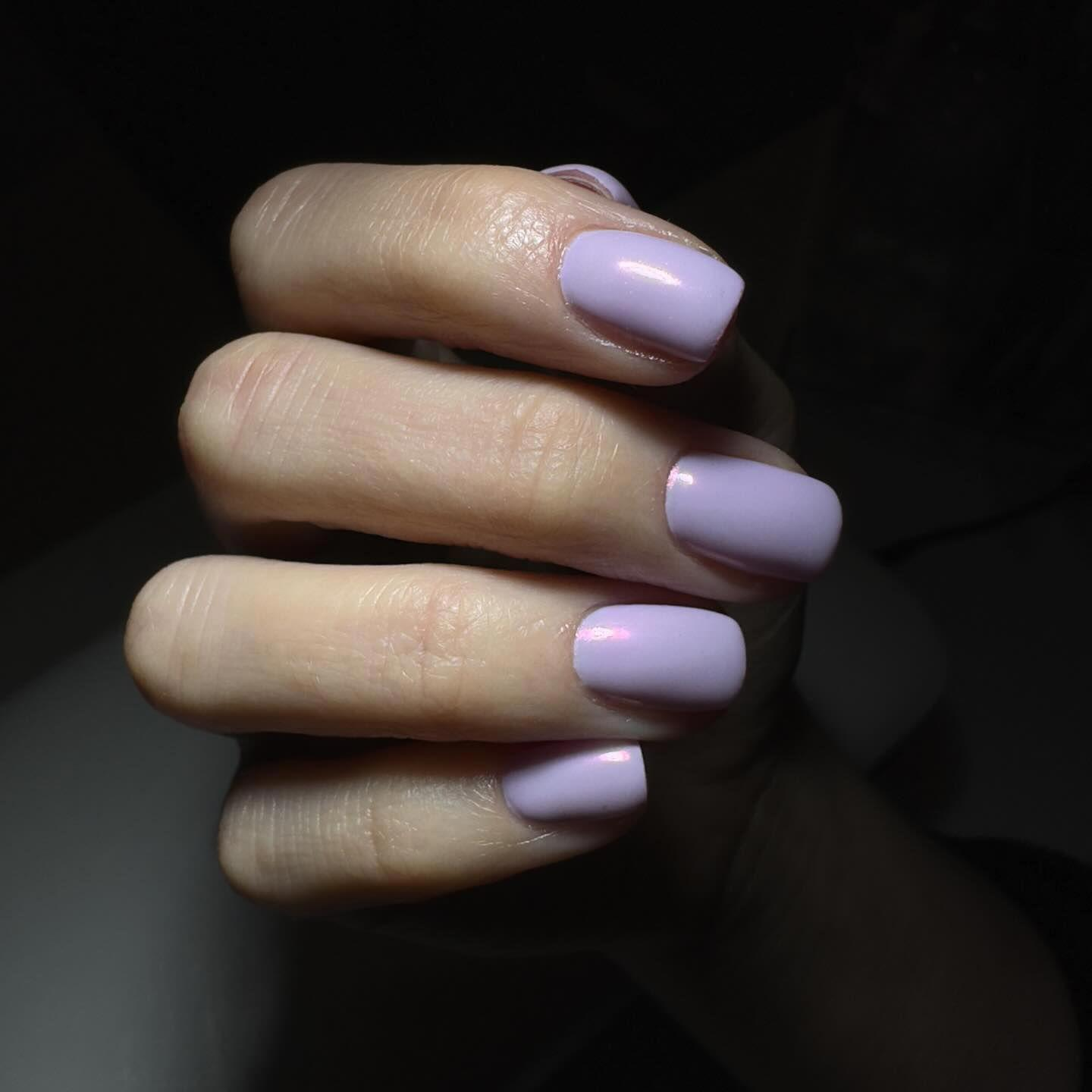 Colores de uñas 2024: lila