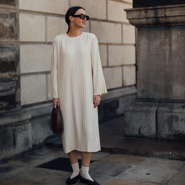 8 vestidos holgados de Zara para llevar tanto en invierno como en primavera 2024: elegantes y hacen tipazo con medias (VÍDEO)