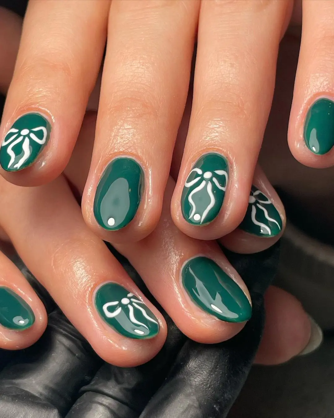 Diseños de uñas coquette: en verde botella