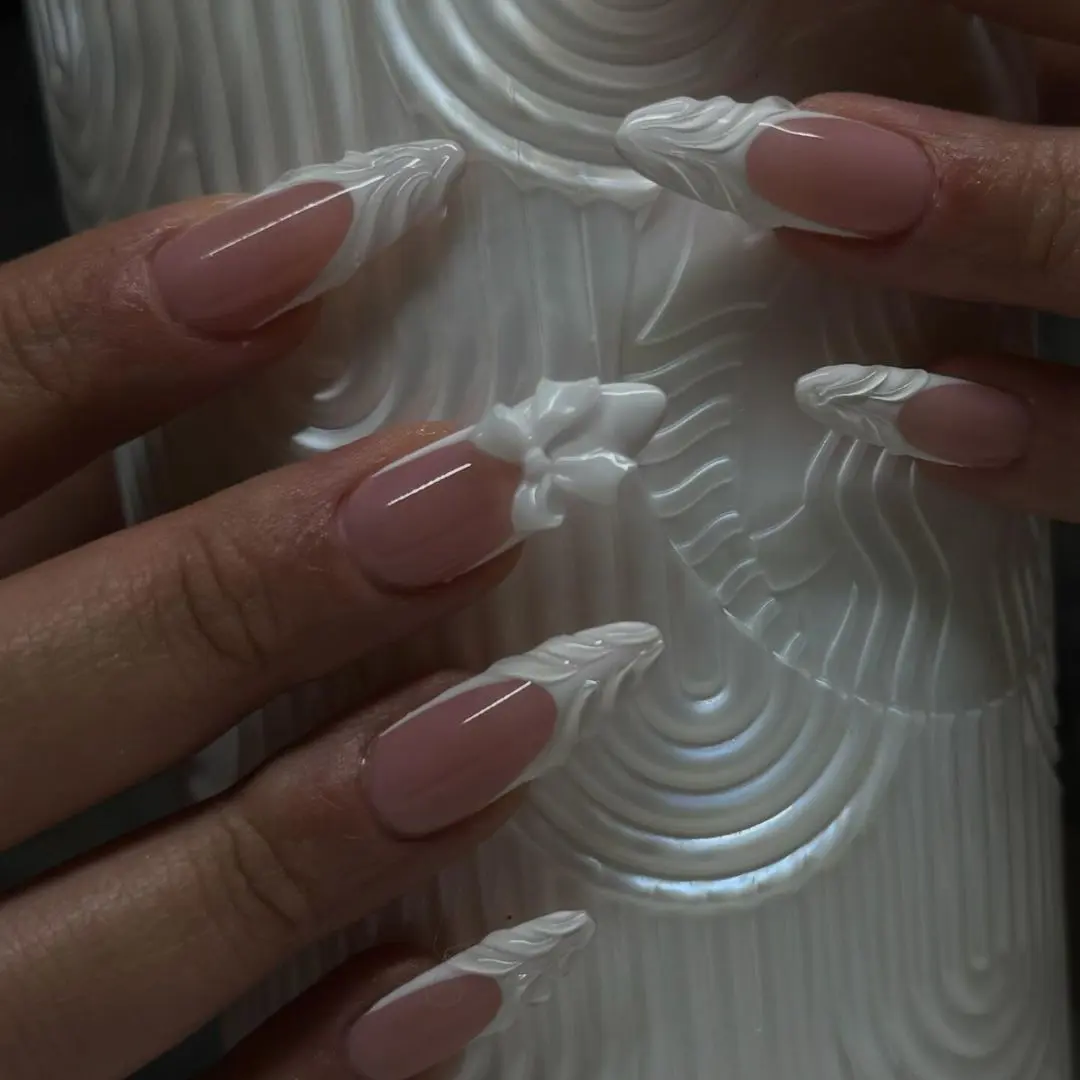 Diseños de uñas coquette: francesa en relieve