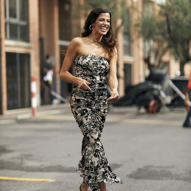 El vestido made in Spain que agotarán las andaluzas para la Feria de Abril: asimétrico, con flecos y efecto tipazo