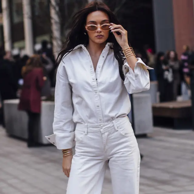 ​​Cómo llevar pantalones blancos con botines en primavera: 10 ideas elegantes y en tendencia